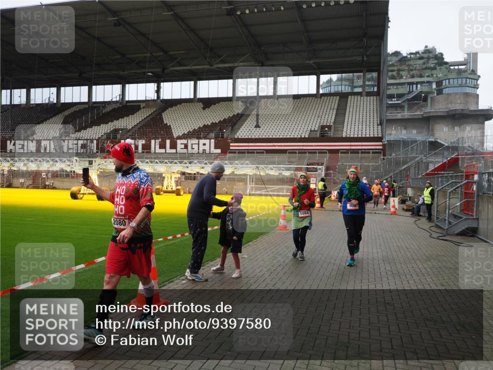 07.12.2025 - St. Pauli X-Mass-Run No. 15 Fabian Wolf http://msf.ph/oto/9397580 07.12.2025 10:46:03 Ziel 162, 178, 183, 908, 1041, 1094, 1715, 1955, 2079, 2080, 2089, 2334, 2423, 2733, 2734, 4616, 4619, 4620 meine-sportfotos.de