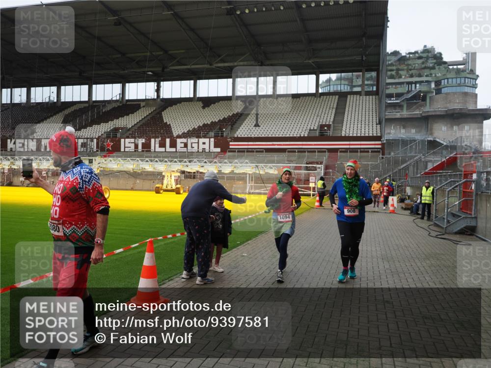 07.12.2025 - St. Pauli X-Mass-Run No. 15 Fabian Wolf http://msf.ph/oto/9397581 07.12.2025 10:46:03 Ziel 162, 178, 183, 908, 1041, 1094, 1715, 1955, 2079, 2080, 2089, 2334, 2423, 2733, 2734, 4616, 4619, 4620 meine-sportfotos.de