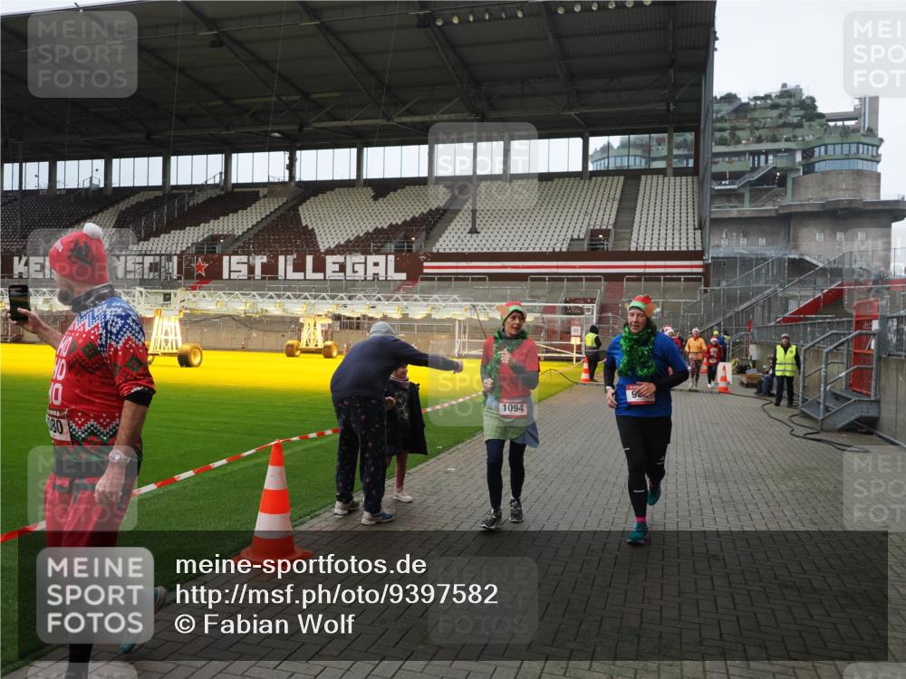 07.12.2025 - St. Pauli X-Mass-Run No. 15 Fabian Wolf http://msf.ph/oto/9397582 07.12.2025 10:46:04 Ziel 162, 178, 183, 908, 1041, 1094, 1715, 1955, 2080, 2334, 2423, 2733, 2734, 4616, 4619, 4620 meine-sportfotos.de
