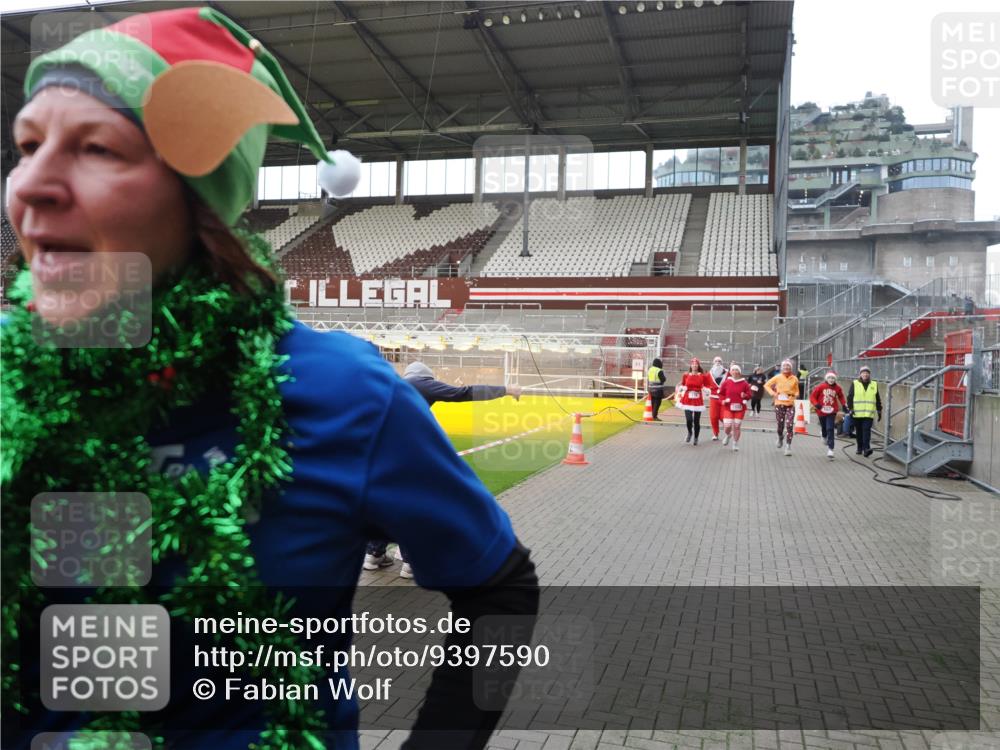 07.12.2025 - St. Pauli X-Mass-Run No. 15 Fabian Wolf http://msf.ph/oto/9397590 07.12.2025 10:46:06 Ziel 38, 41, 162, 178, 183, 908, 1041, 1094, 1715, 1955, 2080, 2216, 2334, 2423, 2574, 2733, 2734, 4616, 4619, 4620 meine-sportfotos.de