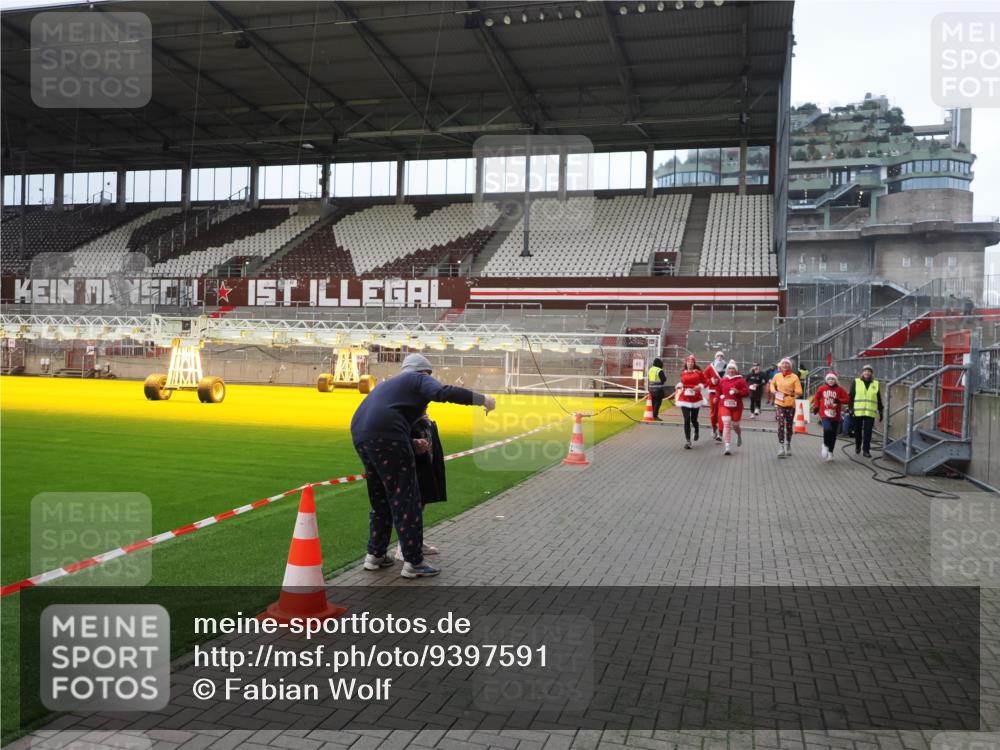 07.12.2025 - St. Pauli X-Mass-Run No. 15 Fabian Wolf http://msf.ph/oto/9397591 07.12.2025 10:46:06 Ziel 38, 41, 162, 178, 183, 908, 1041, 1094, 1715, 1955, 2080, 2216, 2334, 2423, 2574, 2733, 2734, 4616, 4619, 4620 meine-sportfotos.de