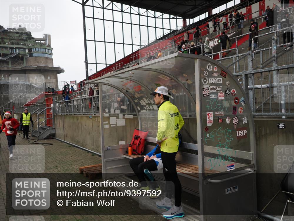 07.12.2025 - St. Pauli X-Mass-Run No. 15 Fabian Wolf http://msf.ph/oto/9397592 07.12.2025 10:46:07 Ziel 38, 41, 162, 178, 183, 908, 1041, 1094, 1715, 1955, 2080, 2216, 2334, 2423, 2574, 2733, 2734, 4616, 4619, 4620 meine-sportfotos.de