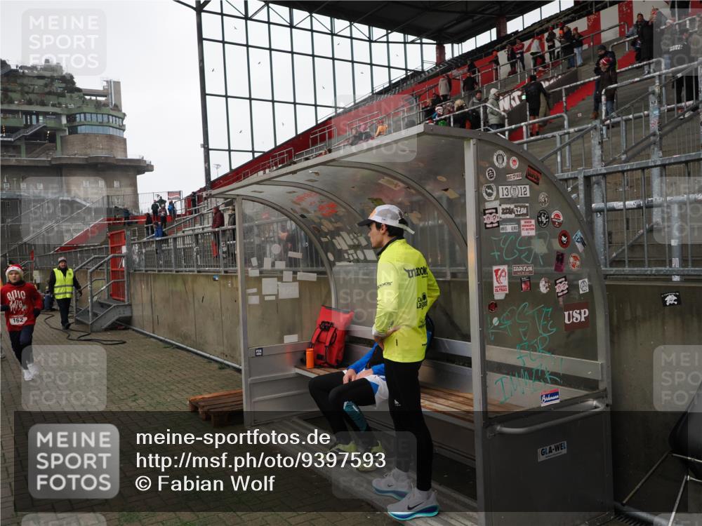 07.12.2025 - St. Pauli X-Mass-Run No. 15 Fabian Wolf http://msf.ph/oto/9397593 07.12.2025 10:46:07 Ziel 38, 41, 162, 178, 183, 908, 1041, 1094, 1715, 1955, 2080, 2216, 2334, 2423, 2574, 2733, 2734, 4616, 4619, 4620 meine-sportfotos.de