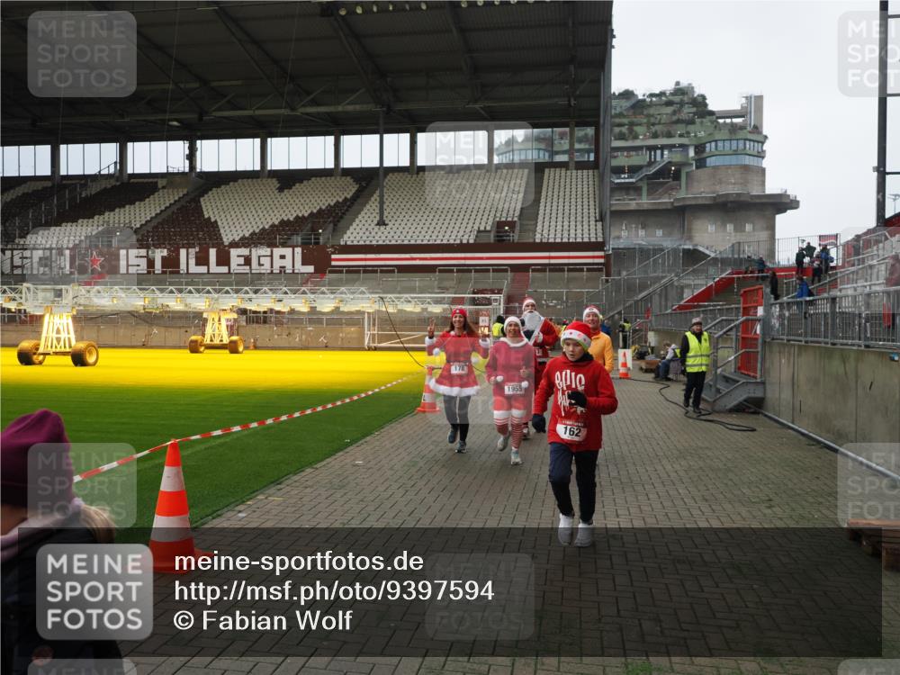 07.12.2025 - St. Pauli X-Mass-Run No. 15 Fabian Wolf http://msf.ph/oto/9397594 07.12.2025 10:46:08 Ziel 38, 41, 162, 178, 183, 908, 1041, 1094, 1715, 1955, 2080, 2216, 2334, 2423, 2574, 2733, 2734, 4616, 4619, 4620 meine-sportfotos.de