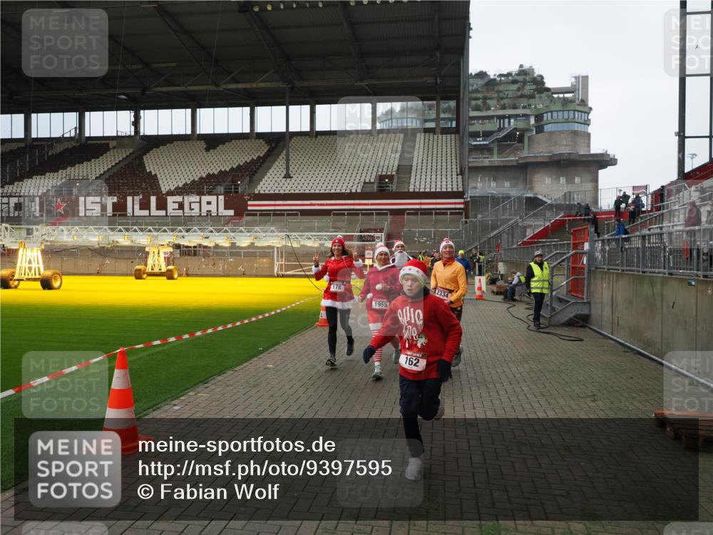 07.12.2025 - St. Pauli X-Mass-Run No. 15 Fabian Wolf http://msf.ph/oto/9397595 07.12.2025 10:46:09 Ziel 38, 41, 162, 178, 183, 908, 1041, 1094, 1715, 1955, 2080, 2082, 2216, 2334, 2423, 2574, 2733, 2734 meine-sportfotos.de