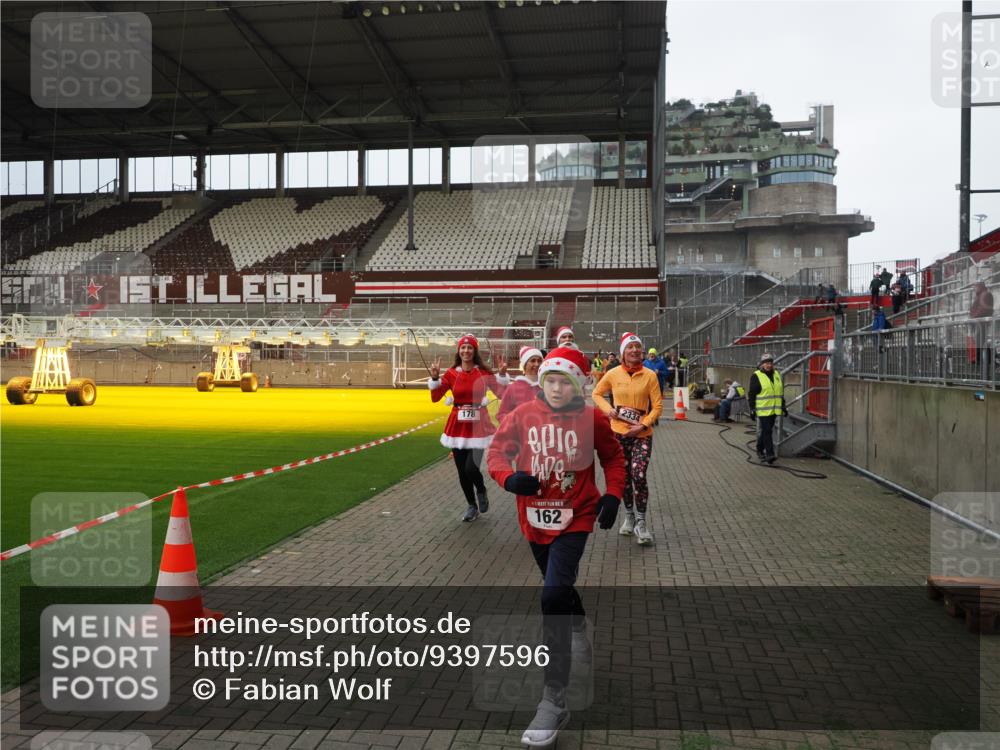 07.12.2025 - St. Pauli X-Mass-Run No. 15 Fabian Wolf http://msf.ph/oto/9397596 07.12.2025 10:46:09 Ziel 38, 41, 162, 178, 183, 908, 1041, 1094, 1715, 1955, 2080, 2082, 2216, 2334, 2423, 2574, 2733, 2734 meine-sportfotos.de
