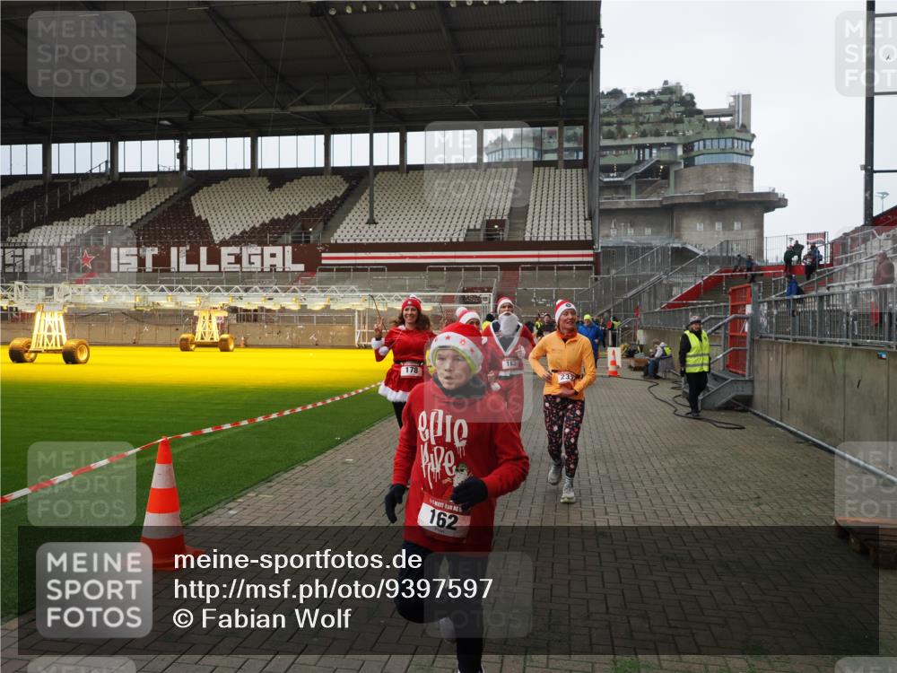 07.12.2025 - St. Pauli X-Mass-Run No. 15 Fabian Wolf http://msf.ph/oto/9397597 07.12.2025 10:46:09 Ziel 38, 41, 162, 178, 183, 908, 1041, 1094, 1715, 1955, 2080, 2082, 2216, 2334, 2423, 2574, 2733, 2734 meine-sportfotos.de