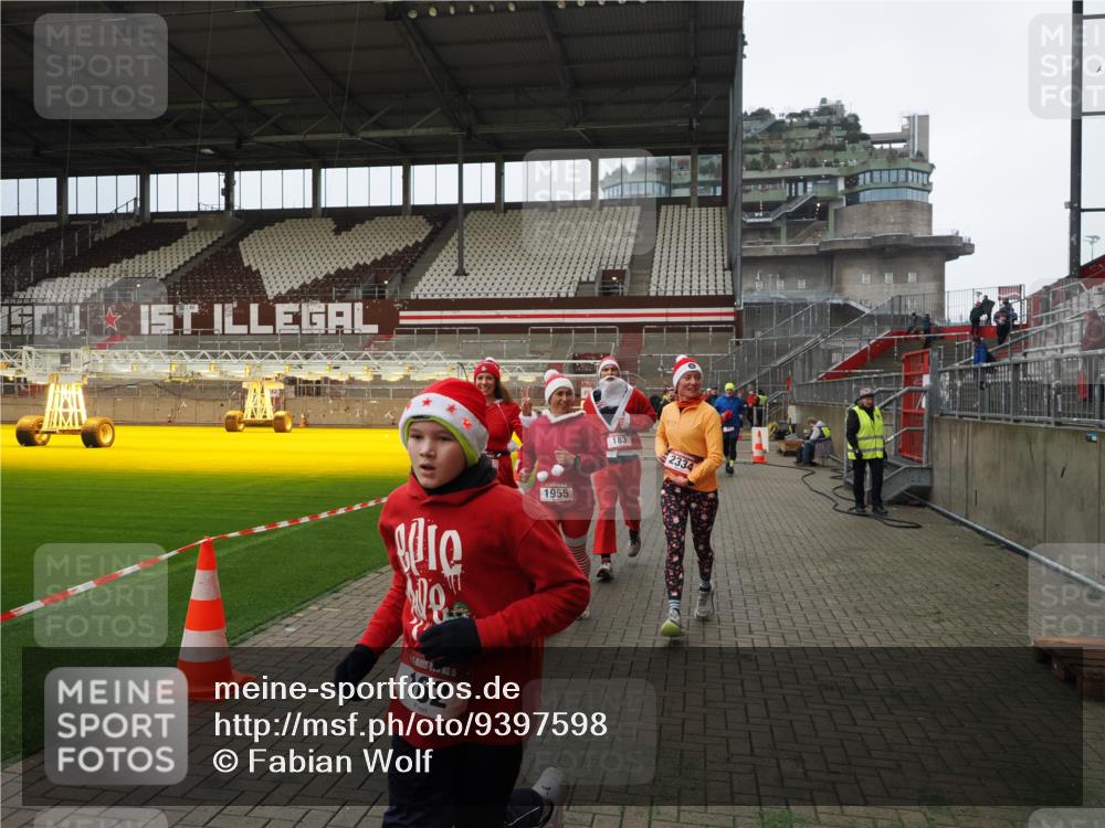 07.12.2025 - St. Pauli X-Mass-Run No. 15 Fabian Wolf http://msf.ph/oto/9397598 07.12.2025 10:46:09 Ziel 38, 41, 162, 178, 183, 908, 1041, 1094, 1715, 1955, 2080, 2082, 2216, 2334, 2423, 2574, 2733, 2734 meine-sportfotos.de