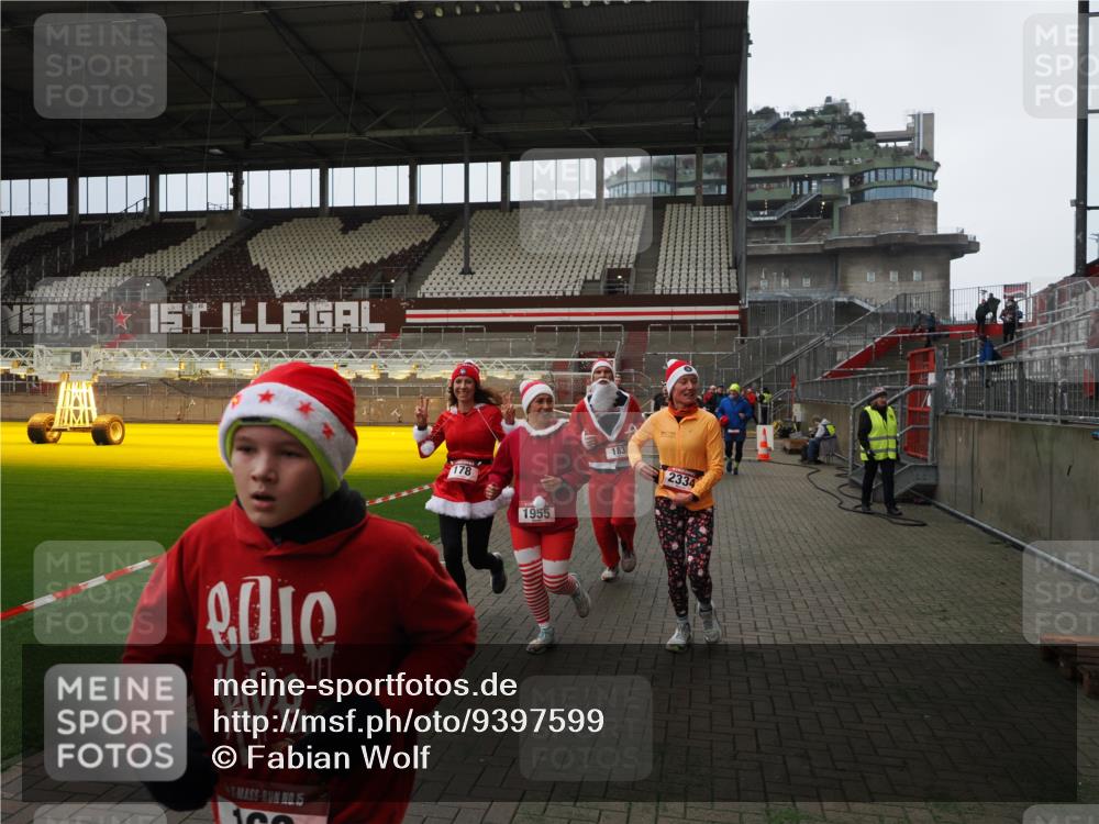 07.12.2025 - St. Pauli X-Mass-Run No. 15 Fabian Wolf http://msf.ph/oto/9397599 07.12.2025 10:46:09 Ziel 38, 41, 162, 178, 183, 908, 1041, 1094, 1715, 1955, 2080, 2082, 2216, 2334, 2423, 2574, 2733, 2734 meine-sportfotos.de