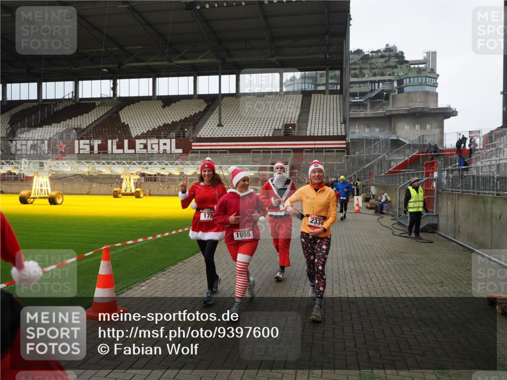 07.12.2025 - St. Pauli X-Mass-Run No. 15 Fabian Wolf http://msf.ph/oto/9397600 07.12.2025 10:46:10 Ziel 38, 41, 162, 168, 178, 183, 908, 1094, 1955, 2080, 2082, 2216, 2334, 2423, 2574, 2733, 2734 meine-sportfotos.de