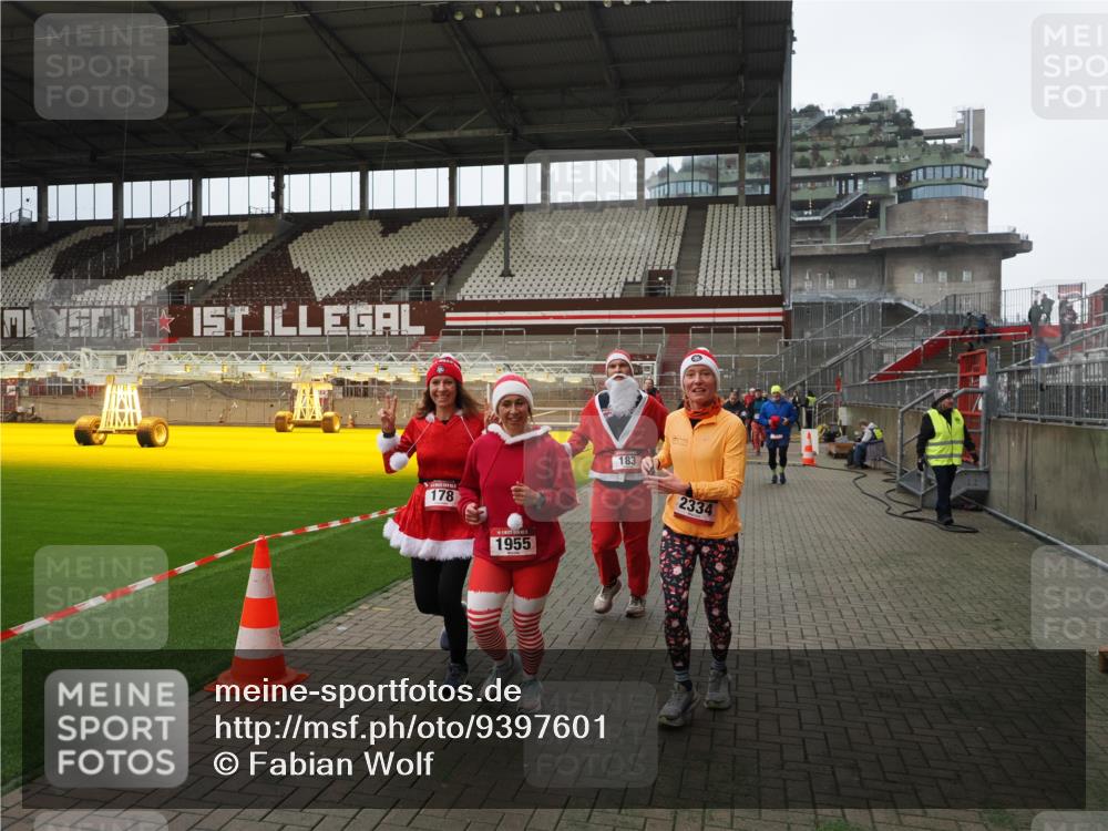 07.12.2025 - St. Pauli X-Mass-Run No. 15 Fabian Wolf http://msf.ph/oto/9397601 07.12.2025 10:46:10 Ziel 38, 41, 162, 168, 178, 183, 908, 1094, 1955, 2080, 2082, 2216, 2334, 2423, 2574, 2733, 2734 meine-sportfotos.de