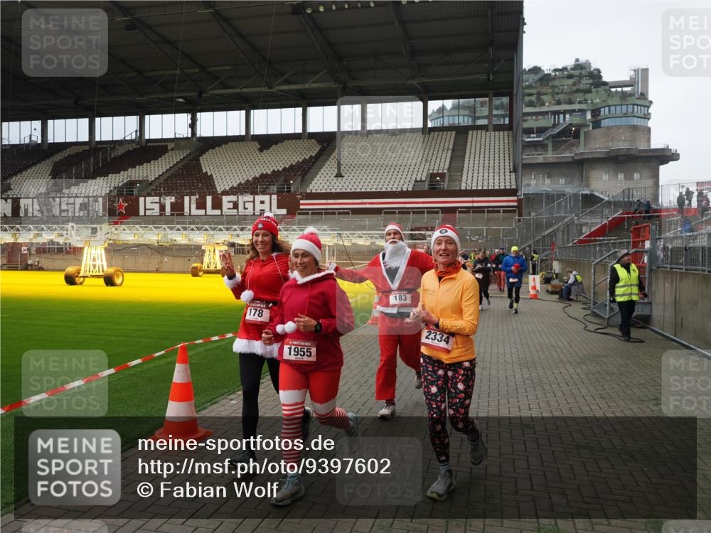 07.12.2025 - St. Pauli X-Mass-Run No. 15 Fabian Wolf http://msf.ph/oto/9397602 07.12.2025 10:46:10 Ziel 38, 41, 162, 168, 178, 183, 908, 1094, 1955, 2080, 2082, 2216, 2334, 2423, 2574, 2733, 2734 meine-sportfotos.de