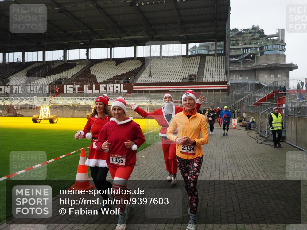 07.12.2025 - St. Pauli X-Mass-Run No. 15 Fabian Wolf http://msf.ph/oto/9397603 07.12.2025 10:46:10 Ziel 38, 41, 162, 168, 178, 183, 908, 1094, 1955, 2080, 2082, 2216, 2334, 2423, 2574, 2733, 2734 meine-sportfotos.de