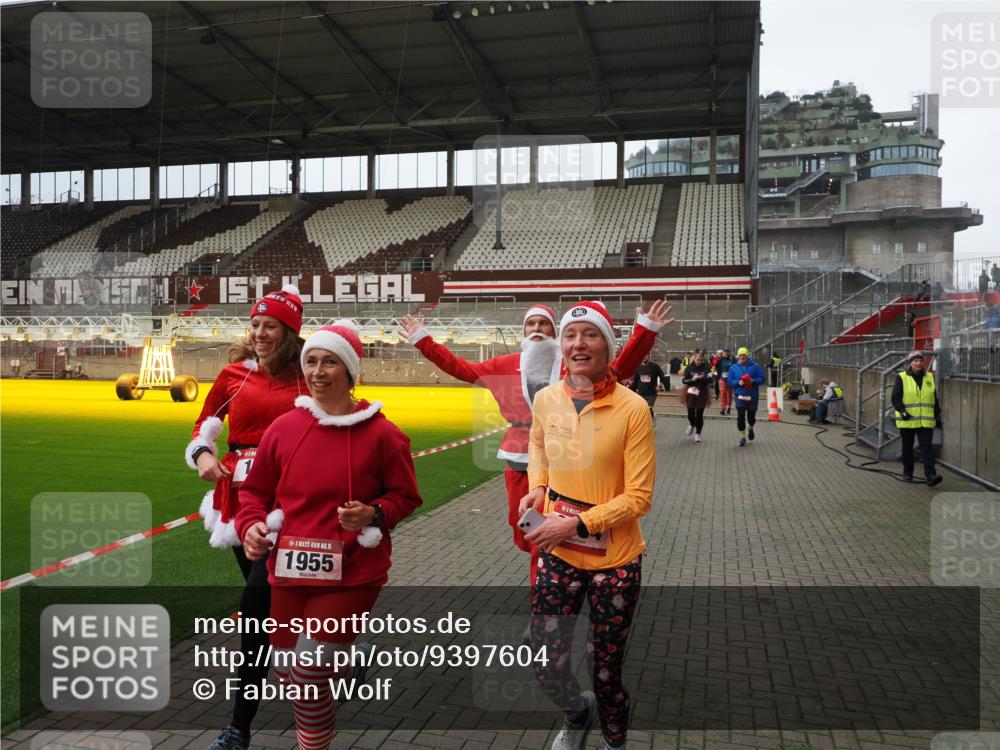 07.12.2025 - St. Pauli X-Mass-Run No. 15 Fabian Wolf http://msf.ph/oto/9397604 07.12.2025 10:46:10 Ziel 38, 41, 162, 168, 178, 183, 908, 1094, 1955, 2080, 2082, 2216, 2334, 2423, 2574, 2733, 2734 meine-sportfotos.de