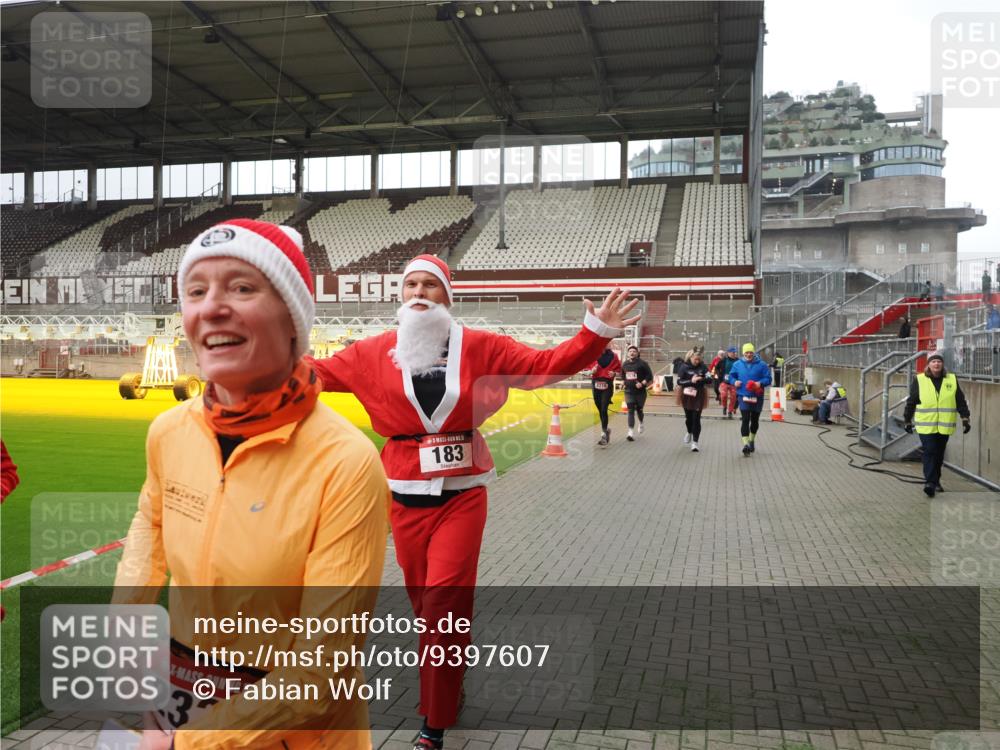 07.12.2025 - St. Pauli X-Mass-Run No. 15 Fabian Wolf http://msf.ph/oto/9397607 07.12.2025 10:46:11 Ziel 38, 41, 162, 168, 178, 183, 908, 1094, 1955, 2082, 2216, 2334, 2423, 2574, 2733, 2734 meine-sportfotos.de