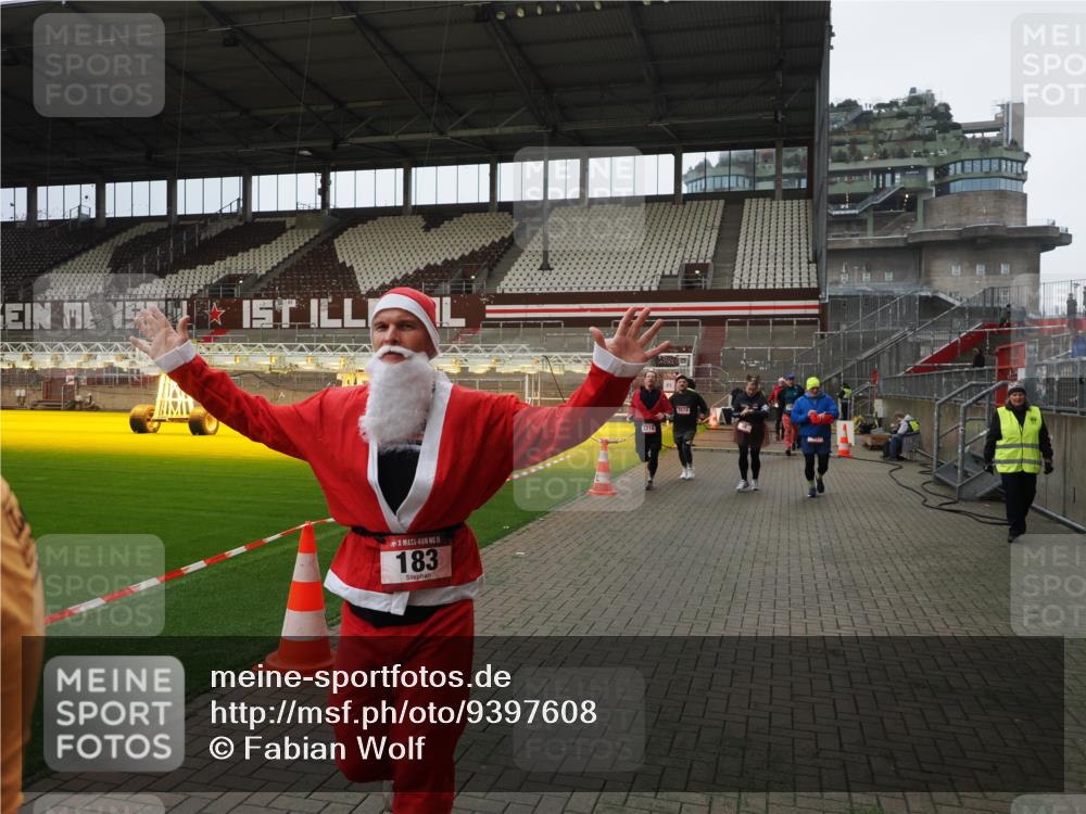 07.12.2025 - St. Pauli X-Mass-Run No. 15 Fabian Wolf http://msf.ph/oto/9397608 07.12.2025 10:46:11 Ziel 38, 41, 162, 168, 178, 183, 908, 1094, 1955, 2082, 2216, 2334, 2423, 2574, 2733, 2734 meine-sportfotos.de