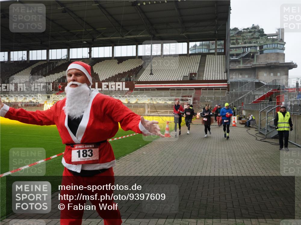 07.12.2025 - St. Pauli X-Mass-Run No. 15 Fabian Wolf http://msf.ph/oto/9397609 07.12.2025 10:46:11 Ziel 38, 41, 162, 168, 178, 183, 908, 1094, 1955, 2082, 2216, 2334, 2423, 2574, 2733, 2734 meine-sportfotos.de