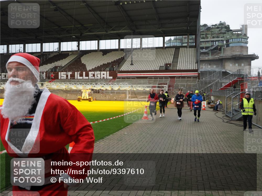 07.12.2025 - St. Pauli X-Mass-Run No. 15 Fabian Wolf http://msf.ph/oto/9397610 07.12.2025 10:46:12 Ziel 38, 41, 153, 162, 168, 178, 183, 908, 1094, 1955, 2082, 2216, 2334, 2423, 2574 meine-sportfotos.de