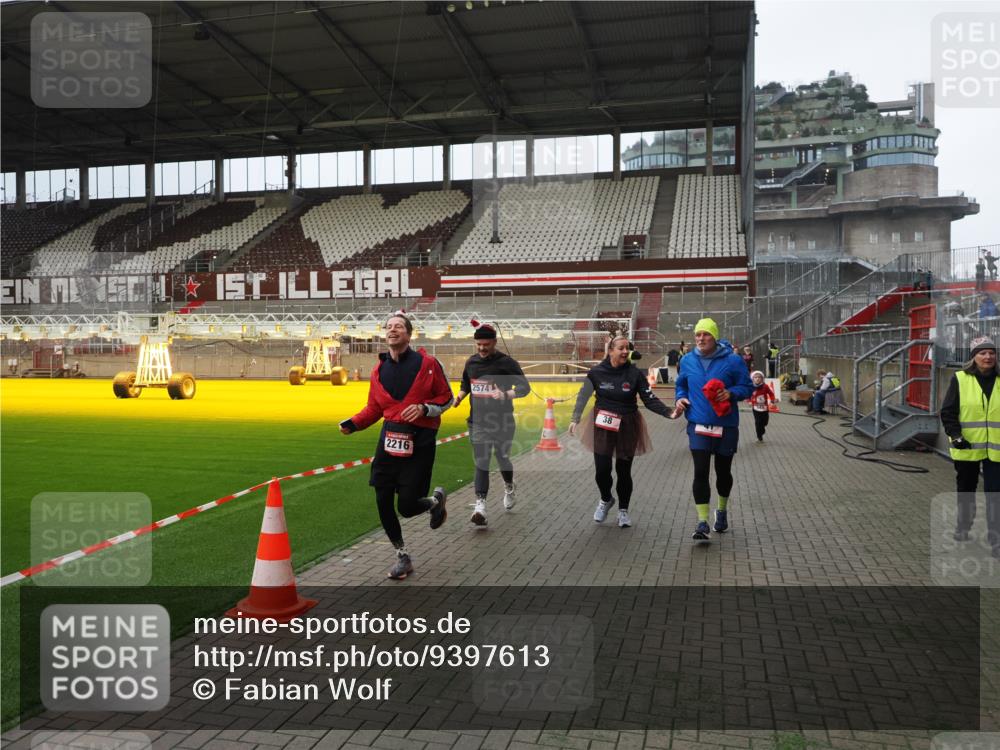 07.12.2025 - St. Pauli X-Mass-Run No. 15 Fabian Wolf http://msf.ph/oto/9397613 07.12.2025 10:46:14 Ziel 38, 41, 153, 162, 168, 178, 183, 908, 914, 917, 1094, 1955, 2082, 2216, 2334, 2574, 4589 meine-sportfotos.de