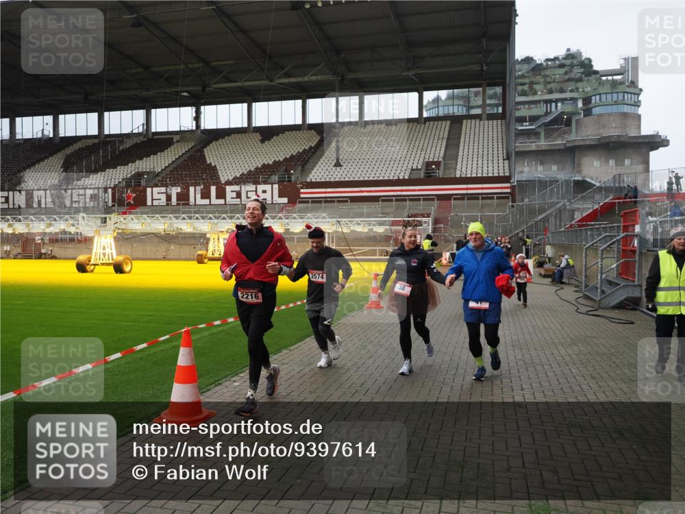 07.12.2025 - St. Pauli X-Mass-Run No. 15 Fabian Wolf http://msf.ph/oto/9397614 07.12.2025 10:46:14 Ziel 38, 41, 153, 162, 168, 178, 183, 908, 914, 917, 1094, 1955, 2082, 2216, 2334, 2574, 4589 meine-sportfotos.de