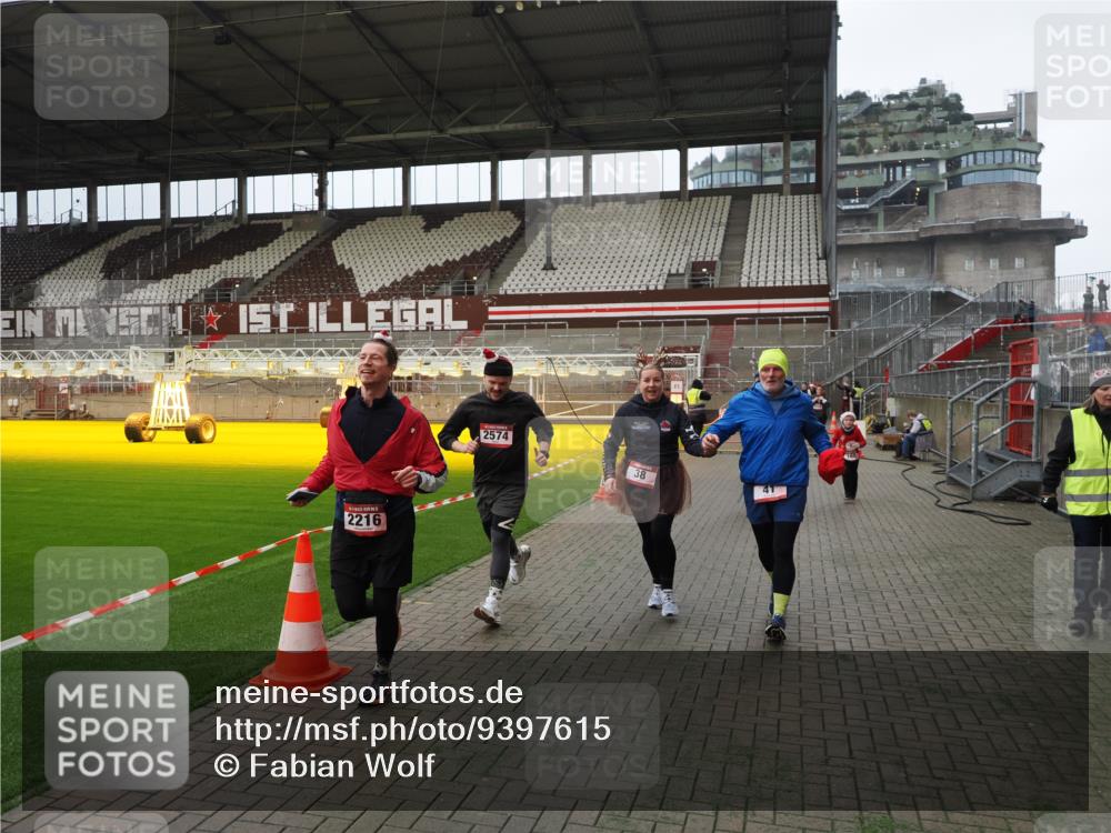 07.12.2025 - St. Pauli X-Mass-Run No. 15 Fabian Wolf http://msf.ph/oto/9397615 07.12.2025 10:46:14 Ziel 38, 41, 153, 162, 168, 178, 183, 908, 914, 917, 1094, 1955, 2082, 2216, 2334, 2574, 4589 meine-sportfotos.de