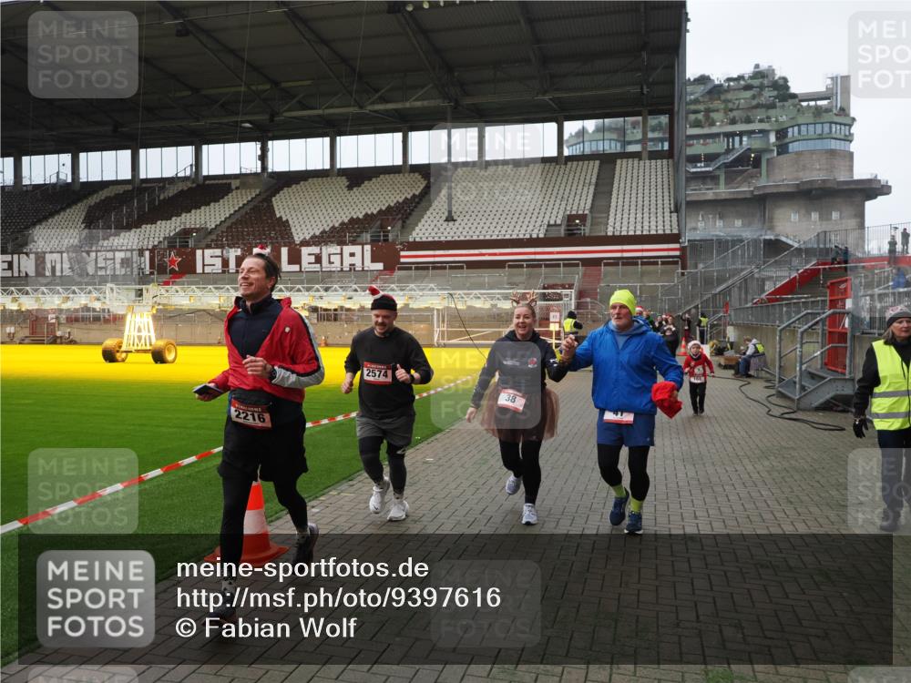 07.12.2025 - St. Pauli X-Mass-Run No. 15 Fabian Wolf http://msf.ph/oto/9397616 07.12.2025 10:46:14 Ziel 38, 41, 153, 162, 168, 178, 183, 908, 914, 917, 1094, 1955, 2082, 2216, 2334, 2574, 4589 meine-sportfotos.de