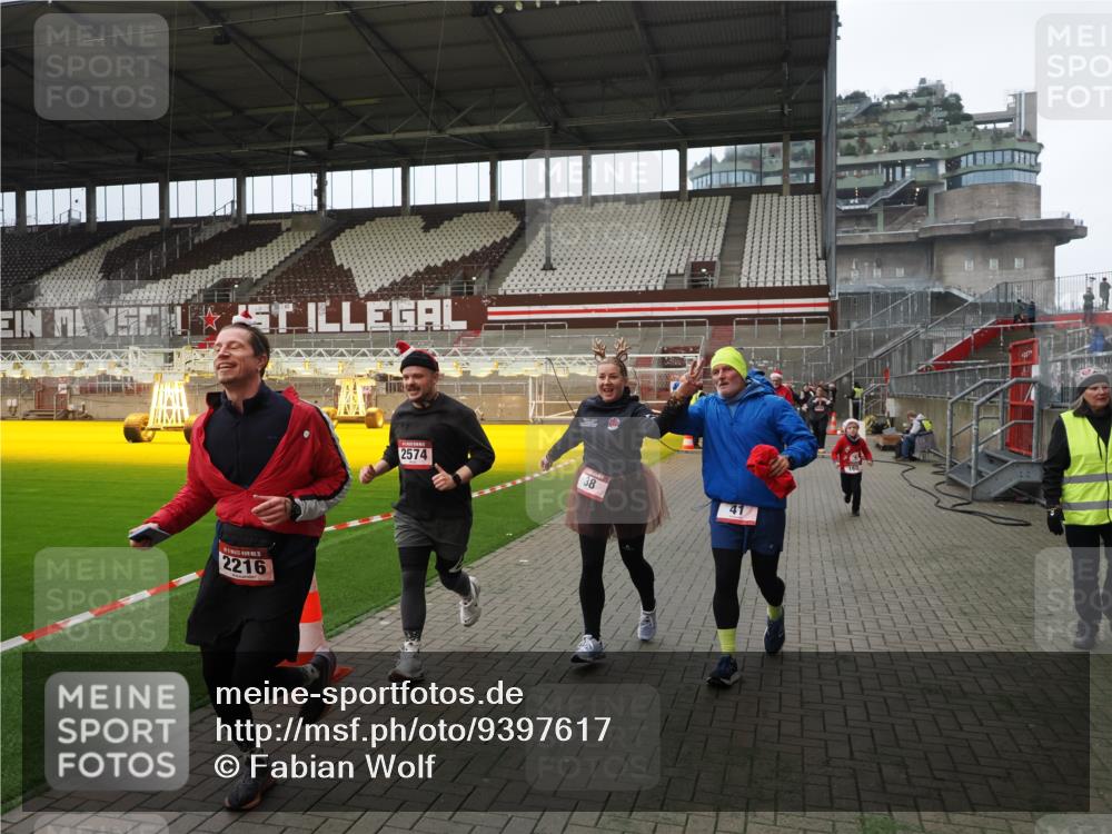 07.12.2025 - St. Pauli X-Mass-Run No. 15 Fabian Wolf http://msf.ph/oto/9397617 07.12.2025 10:46:15 Ziel 38, 41, 153, 162, 168, 178, 183, 908, 914, 917, 1094, 1955, 2082, 2216, 2303, 2306, 2334, 2574, 4589 meine-sportfotos.de