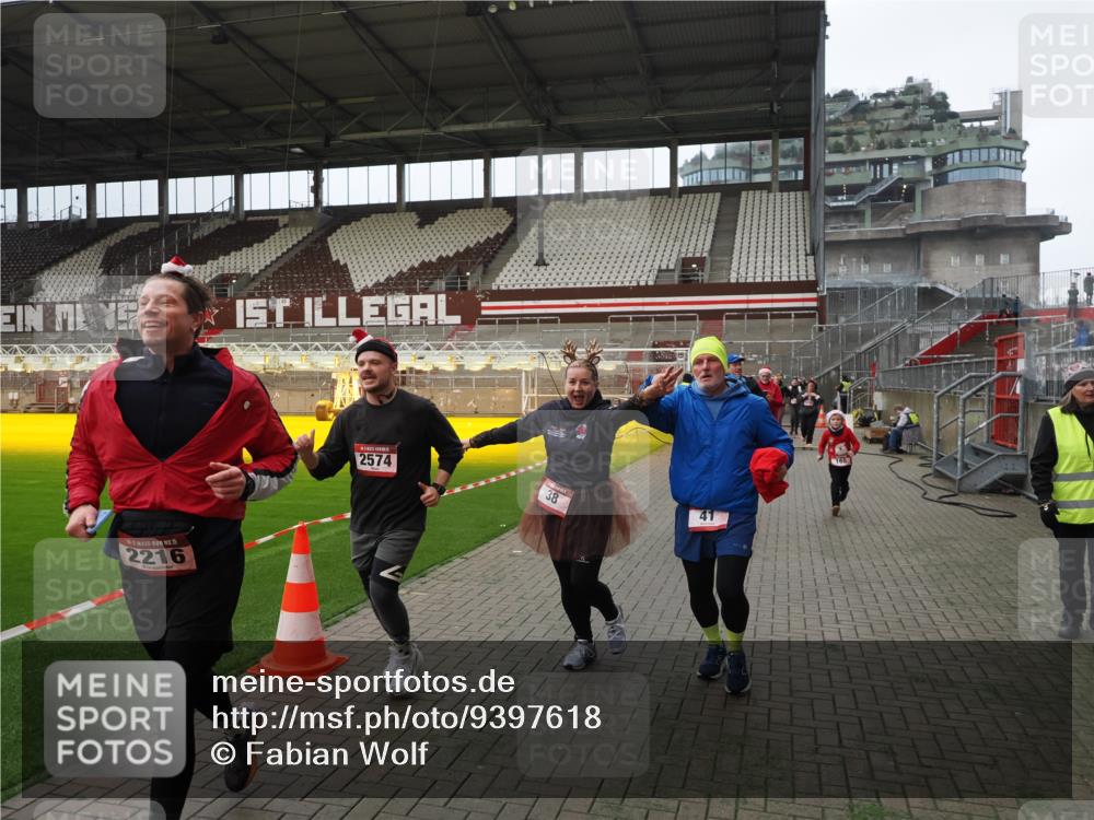 07.12.2025 - St. Pauli X-Mass-Run No. 15 Fabian Wolf http://msf.ph/oto/9397618 07.12.2025 10:46:15 Ziel 38, 41, 153, 162, 168, 178, 183, 908, 914, 917, 1094, 1955, 2082, 2216, 2303, 2306, 2334, 2574, 4589 meine-sportfotos.de