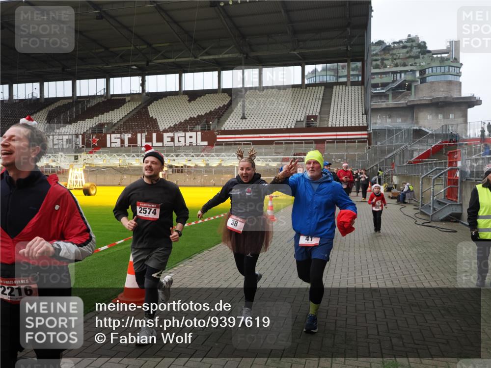 07.12.2025 - St. Pauli X-Mass-Run No. 15 Fabian Wolf http://msf.ph/oto/9397619 07.12.2025 10:46:15 Ziel 38, 41, 153, 162, 168, 178, 183, 908, 914, 917, 1094, 1955, 2082, 2216, 2303, 2306, 2334, 2574, 4589 meine-sportfotos.de