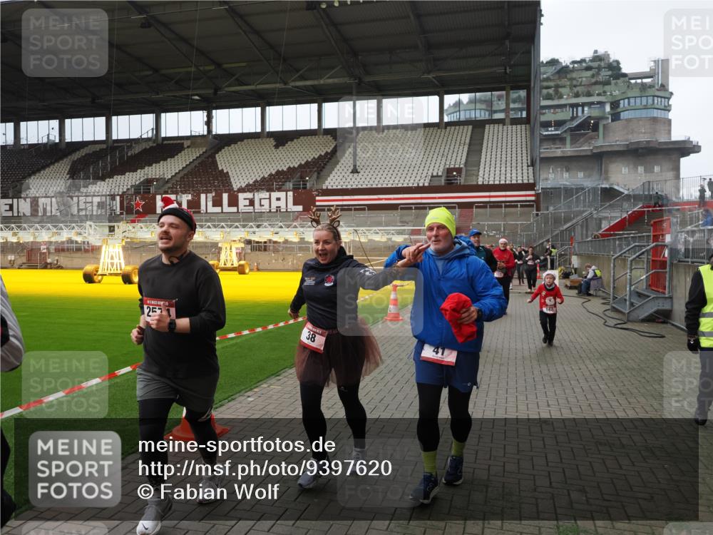 07.12.2025 - St. Pauli X-Mass-Run No. 15 Fabian Wolf http://msf.ph/oto/9397620 07.12.2025 10:46:15 Ziel 38, 41, 153, 162, 168, 178, 183, 908, 914, 917, 1094, 1955, 2082, 2216, 2303, 2306, 2334, 2574, 4589 meine-sportfotos.de