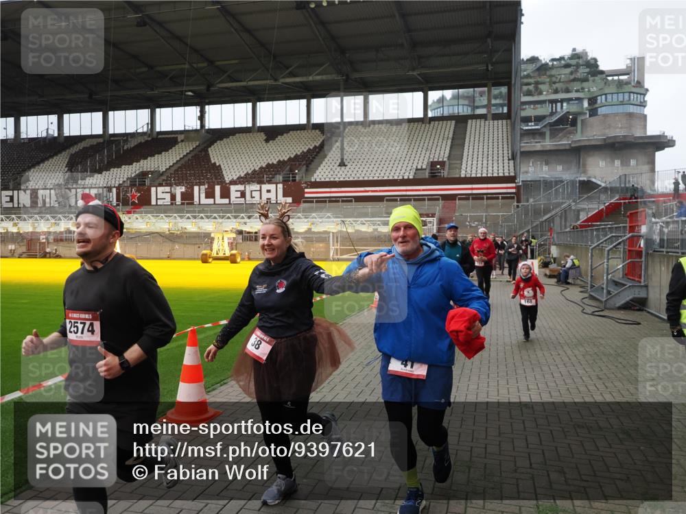 07.12.2025 - St. Pauli X-Mass-Run No. 15 Fabian Wolf http://msf.ph/oto/9397621 07.12.2025 10:46:15 Ziel 38, 41, 153, 162, 168, 178, 183, 908, 914, 917, 1094, 1955, 2082, 2216, 2303, 2306, 2334, 2574, 4589 meine-sportfotos.de