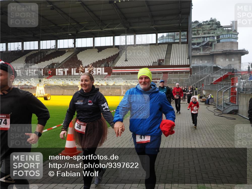 07.12.2025 - St. Pauli X-Mass-Run No. 15 Fabian Wolf http://msf.ph/oto/9397622 07.12.2025 10:46:16 Ziel 38, 41, 153, 162, 168, 178, 183, 908, 914, 917, 1094, 1955, 2082, 2216, 2303, 2306, 2334, 2574, 4589 meine-sportfotos.de