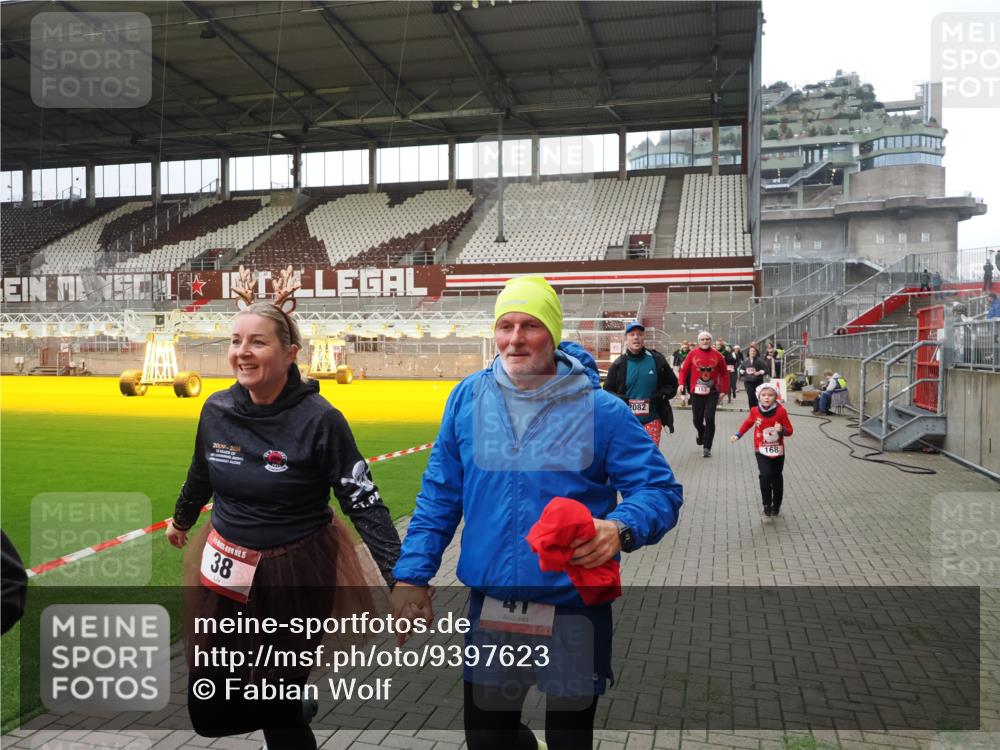 07.12.2025 - St. Pauli X-Mass-Run No. 15 Fabian Wolf http://msf.ph/oto/9397623 07.12.2025 10:46:16 Ziel 38, 41, 153, 162, 168, 178, 183, 908, 914, 917, 1094, 1955, 2082, 2216, 2303, 2306, 2334, 2574, 4589 meine-sportfotos.de
