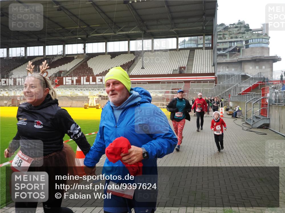 07.12.2025 - St. Pauli X-Mass-Run No. 15 Fabian Wolf http://msf.ph/oto/9397624 07.12.2025 10:46:16 Ziel 38, 41, 153, 162, 168, 178, 183, 908, 914, 917, 1094, 1955, 2082, 2216, 2303, 2306, 2334, 2574, 4589 meine-sportfotos.de