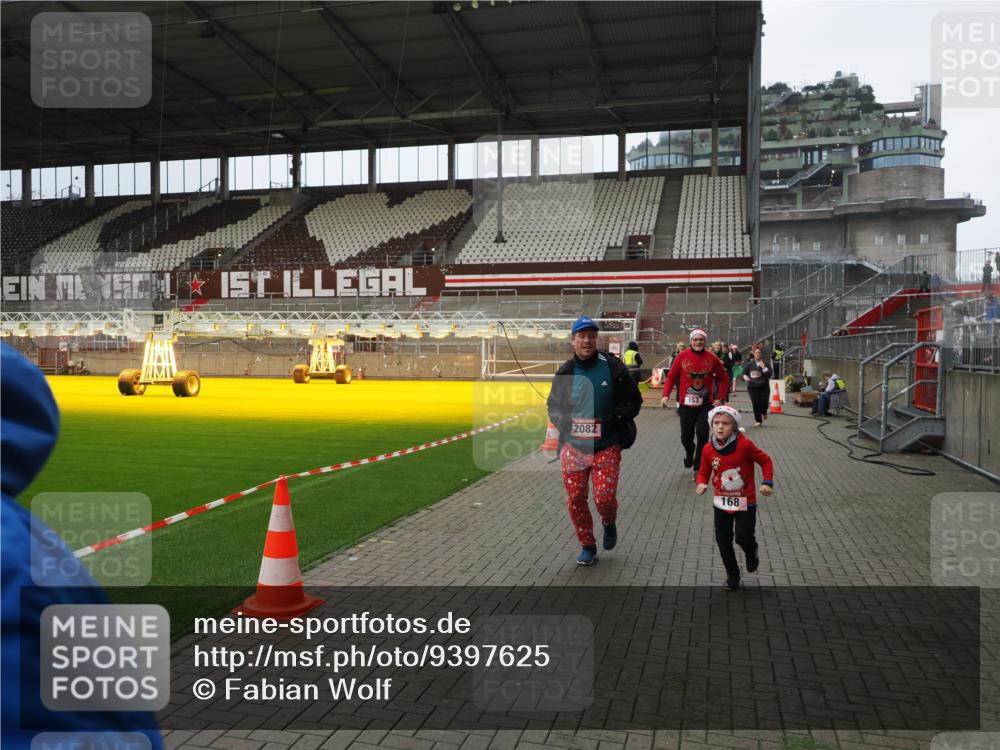 07.12.2025 - St. Pauli X-Mass-Run No. 15 Fabian Wolf http://msf.ph/oto/9397625 07.12.2025 10:46:17 Ziel 38, 41, 153, 162, 168, 178, 183, 914, 917, 1040, 1955, 2082, 2216, 2303, 2306, 2334, 2574, 2960, 4589 meine-sportfotos.de