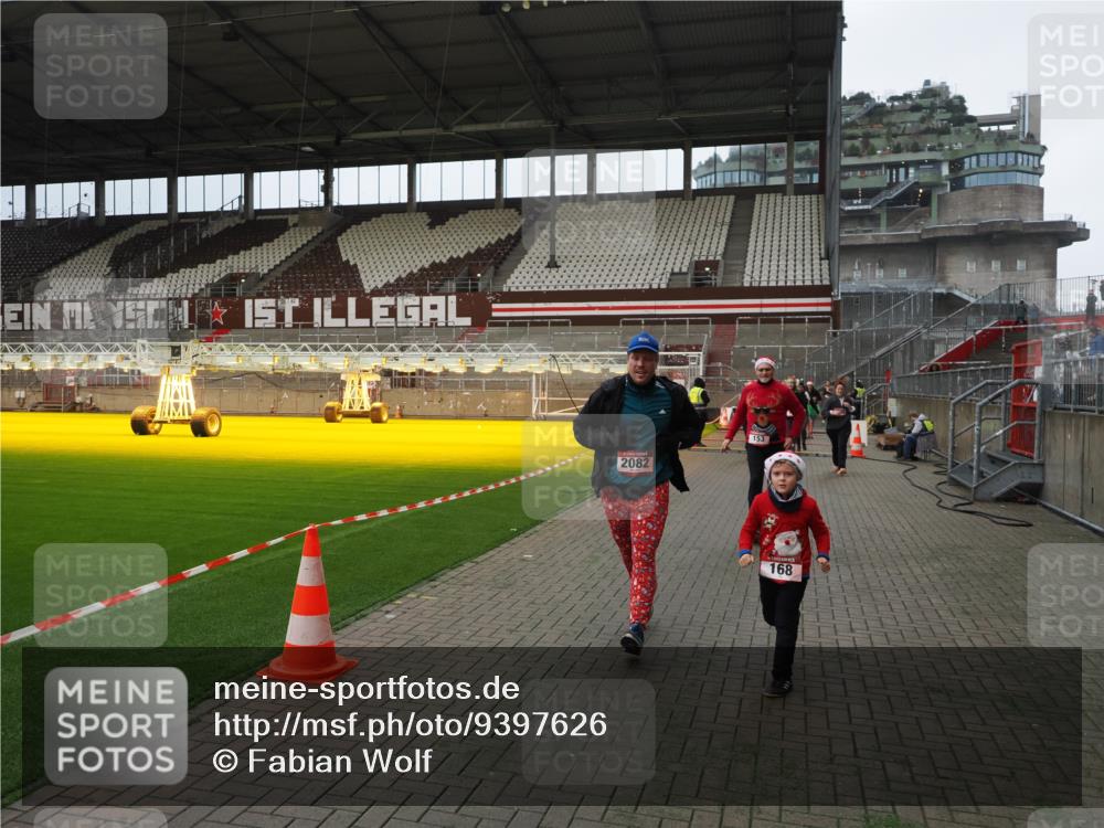 07.12.2025 - St. Pauli X-Mass-Run No. 15 Fabian Wolf http://msf.ph/oto/9397626 07.12.2025 10:46:17 Ziel 38, 41, 153, 162, 168, 178, 183, 914, 917, 1040, 1955, 2082, 2216, 2303, 2306, 2334, 2574, 2960, 4589 meine-sportfotos.de