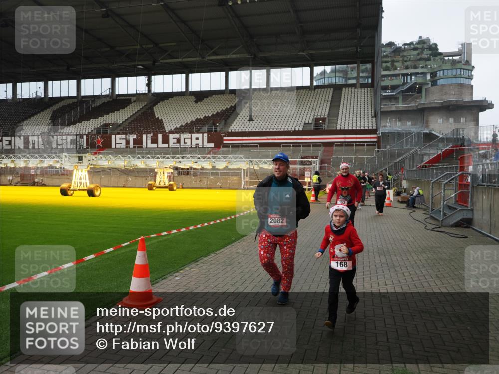 07.12.2025 - St. Pauli X-Mass-Run No. 15 Fabian Wolf http://msf.ph/oto/9397627 07.12.2025 10:46:17 Ziel 38, 41, 153, 162, 168, 178, 183, 914, 917, 1040, 1955, 2082, 2216, 2303, 2306, 2334, 2574, 2960, 4589 meine-sportfotos.de