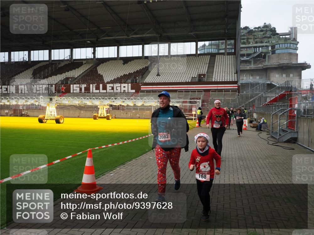 07.12.2025 - St. Pauli X-Mass-Run No. 15 Fabian Wolf http://msf.ph/oto/9397628 07.12.2025 10:46:17 Ziel 38, 41, 153, 162, 168, 178, 183, 914, 917, 1040, 1955, 2082, 2216, 2303, 2306, 2334, 2574, 2960, 4589 meine-sportfotos.de