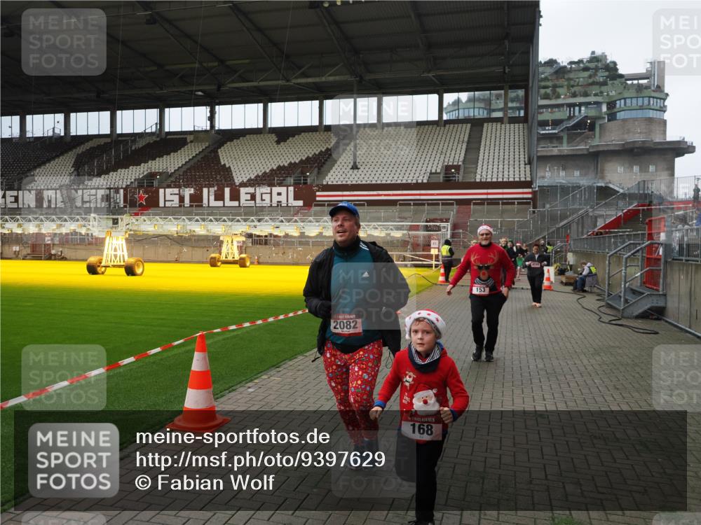 07.12.2025 - St. Pauli X-Mass-Run No. 15 Fabian Wolf http://msf.ph/oto/9397629 07.12.2025 10:46:17 Ziel 38, 41, 153, 162, 168, 178, 183, 914, 917, 1040, 1955, 2082, 2216, 2303, 2306, 2334, 2574, 2960, 4589 meine-sportfotos.de