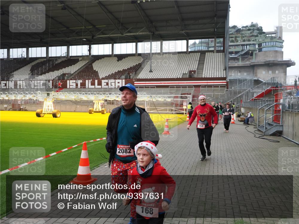 07.12.2025 - St. Pauli X-Mass-Run No. 15 Fabian Wolf http://msf.ph/oto/9397631 07.12.2025 10:46:18 Ziel 38, 41, 153, 162, 168, 178, 183, 914, 917, 1040, 1043, 1955, 2082, 2216, 2303, 2306, 2334, 2574, 2960, 4589 meine-sportfotos.de