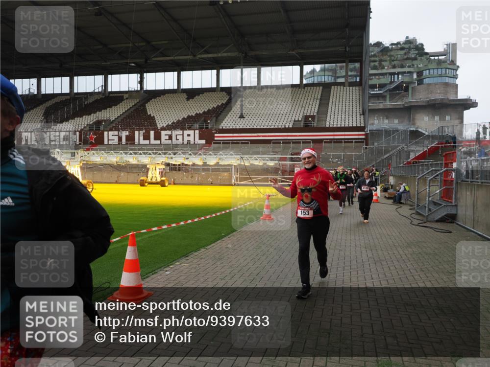 07.12.2025 - St. Pauli X-Mass-Run No. 15 Fabian Wolf http://msf.ph/oto/9397633 07.12.2025 10:46:18 Ziel 38, 41, 153, 162, 168, 178, 183, 914, 917, 1040, 1043, 1955, 2082, 2216, 2303, 2306, 2334, 2574, 2960, 4589 meine-sportfotos.de