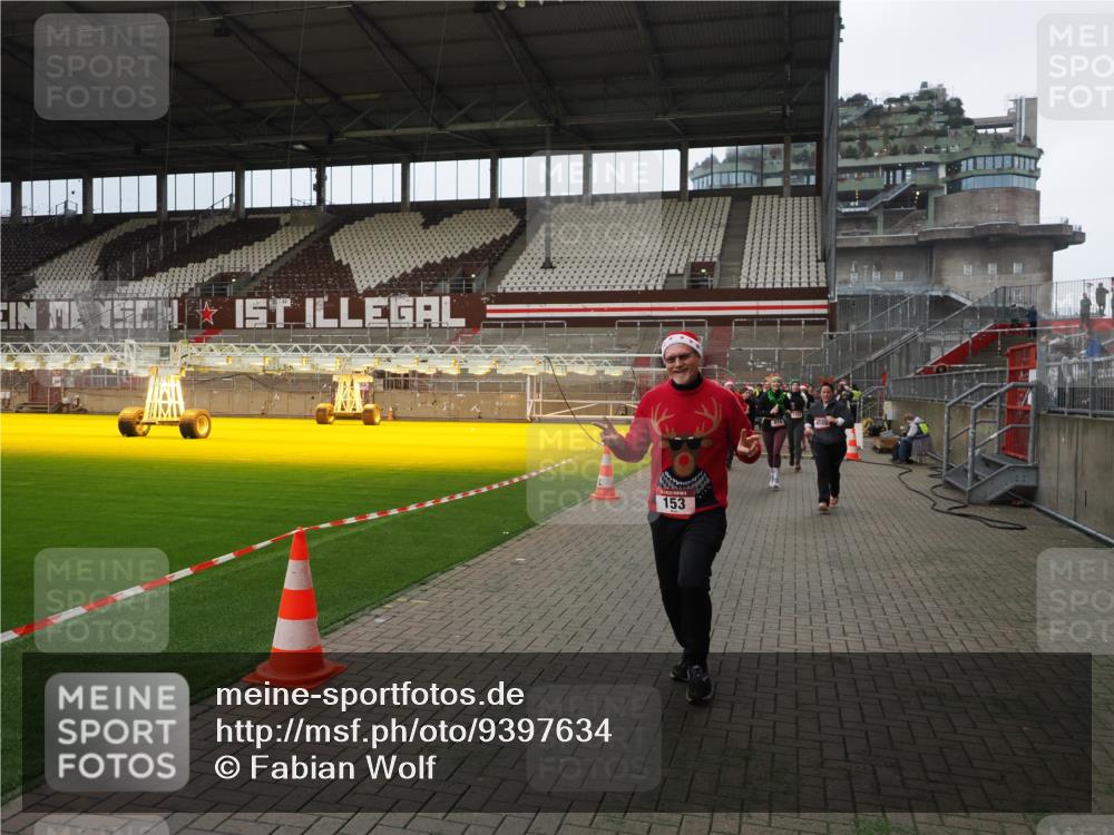07.12.2025 - St. Pauli X-Mass-Run No. 15 Fabian Wolf http://msf.ph/oto/9397634 07.12.2025 10:46:18 Ziel 38, 41, 153, 162, 168, 178, 183, 914, 917, 1040, 1043, 1955, 2082, 2216, 2303, 2306, 2334, 2574, 2960, 4589 meine-sportfotos.de