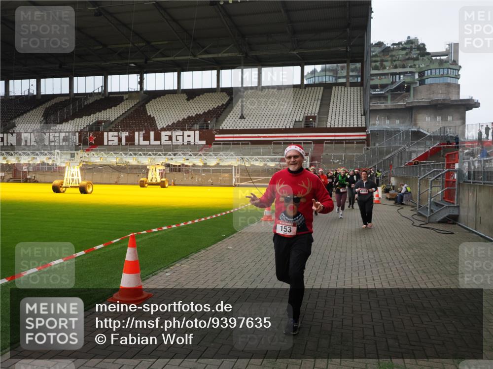 07.12.2025 - St. Pauli X-Mass-Run No. 15 Fabian Wolf http://msf.ph/oto/9397635 07.12.2025 10:46:19 Ziel 38, 41, 153, 162, 168, 178, 183, 641, 914, 917, 1040, 1043, 1955, 2082, 2092, 2216, 2303, 2306, 2334, 2574, 2960, 4589 meine-sportfotos.de