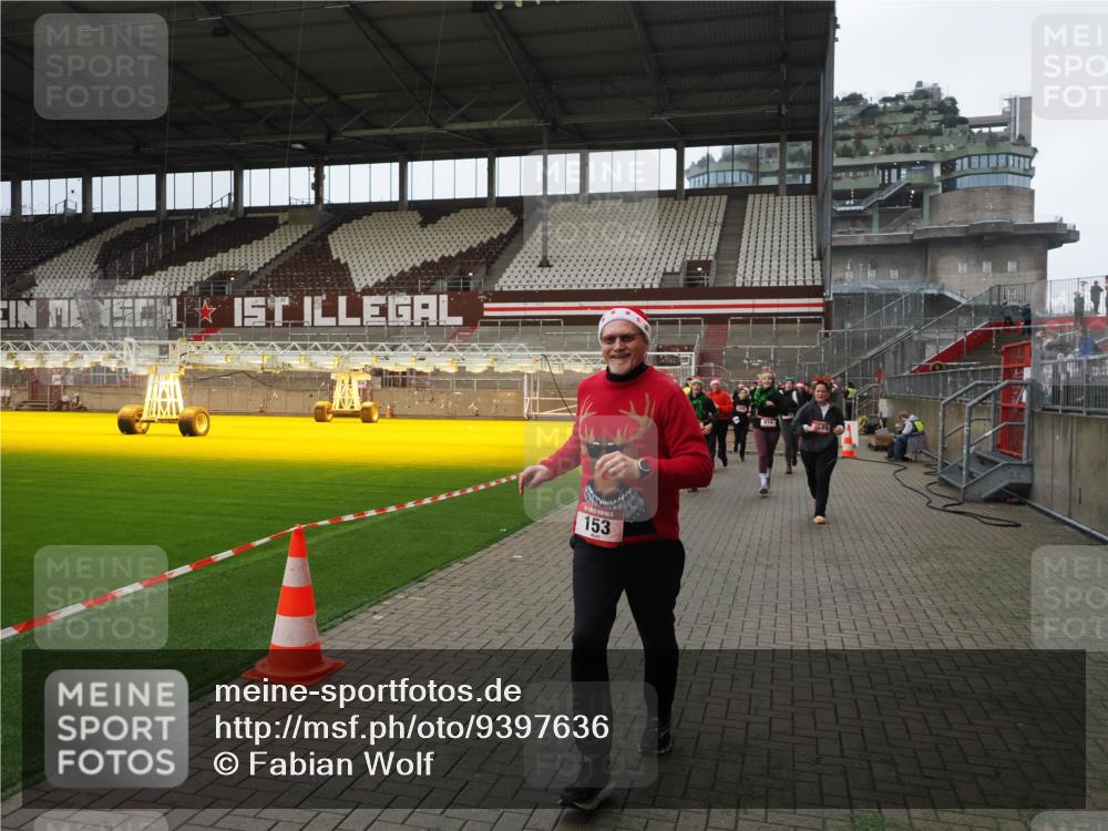 07.12.2025 - St. Pauli X-Mass-Run No. 15 Fabian Wolf http://msf.ph/oto/9397636 07.12.2025 10:46:19 Ziel 38, 41, 153, 162, 168, 178, 183, 641, 914, 917, 1040, 1043, 1955, 2082, 2092, 2216, 2303, 2306, 2334, 2574, 2960, 4589 meine-sportfotos.de