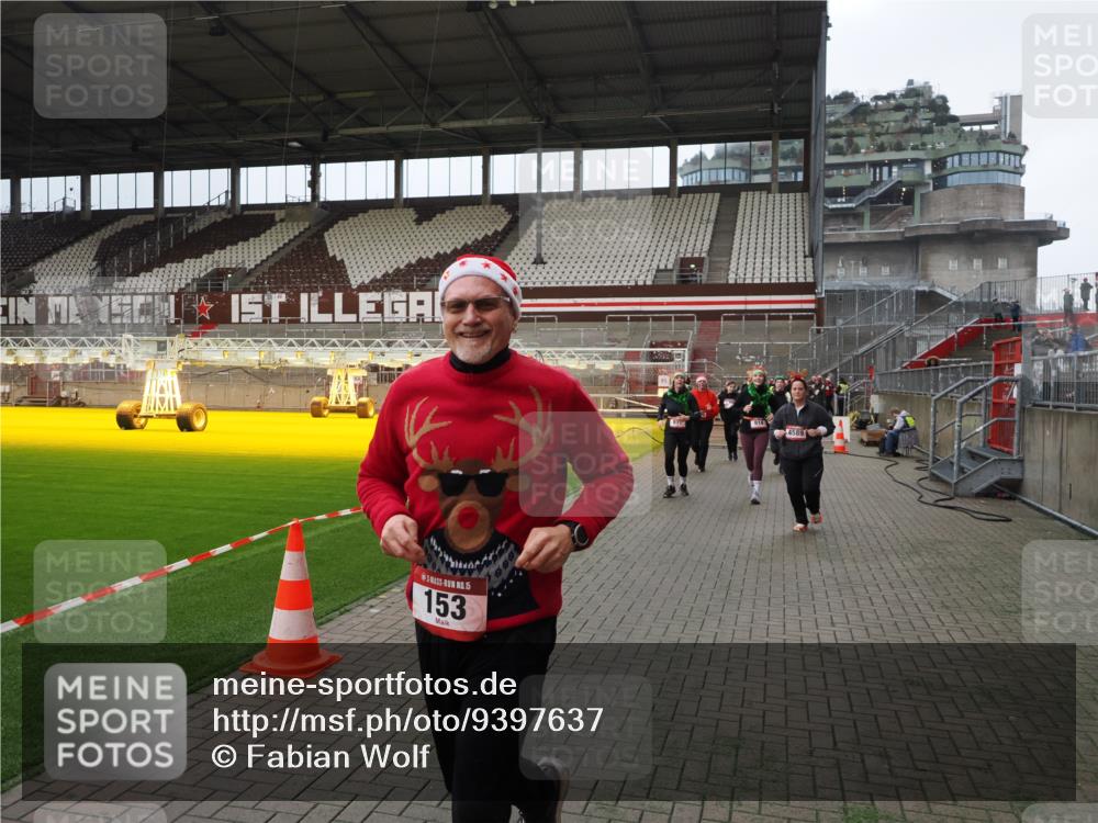 07.12.2025 - St. Pauli X-Mass-Run No. 15 Fabian Wolf http://msf.ph/oto/9397637 07.12.2025 10:46:19 Ziel 38, 41, 153, 162, 168, 178, 183, 641, 914, 917, 1040, 1043, 1955, 2082, 2092, 2216, 2303, 2306, 2334, 2574, 2960, 4589 meine-sportfotos.de