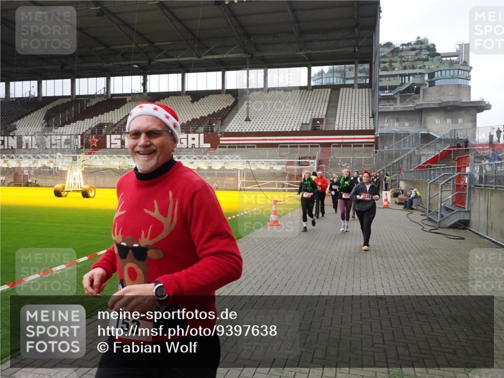 07.12.2025 - St. Pauli X-Mass-Run No. 15 Fabian Wolf http://msf.ph/oto/9397638 07.12.2025 10:46:20 Ziel 38, 41, 153, 162, 168, 178, 183, 641, 914, 917, 1040, 1043, 1955, 2082, 2092, 2216, 2303, 2306, 2334, 2574, 2960, 4589 meine-sportfotos.de