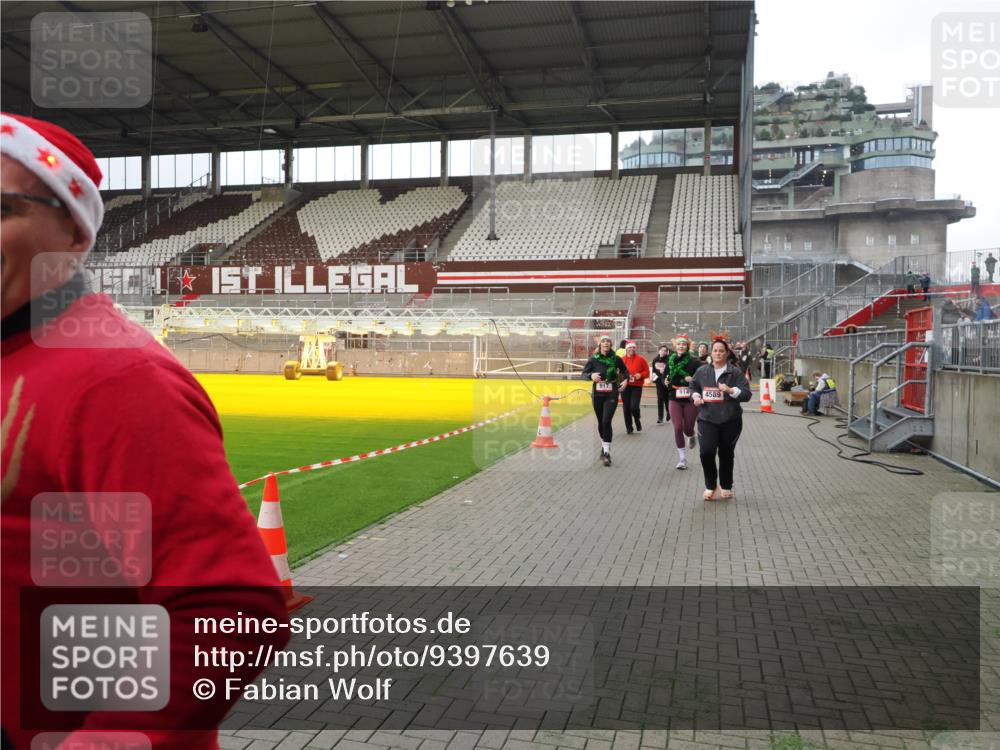 07.12.2025 - St. Pauli X-Mass-Run No. 15 Fabian Wolf http://msf.ph/oto/9397639 07.12.2025 10:46:20 Ziel 38, 41, 153, 162, 168, 178, 183, 641, 914, 917, 1040, 1043, 1955, 2082, 2092, 2216, 2303, 2306, 2334, 2574, 2960, 4589 meine-sportfotos.de