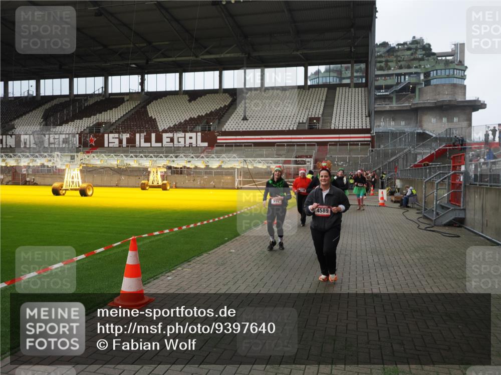 07.12.2025 - St. Pauli X-Mass-Run No. 15 Fabian Wolf http://msf.ph/oto/9397640 07.12.2025 10:46:21 Ziel 38, 41, 153, 162, 168, 178, 183, 479, 639, 641, 914, 917, 1040, 1043, 1955, 2082, 2092, 2216, 2303, 2306, 2334, 2574, 2960, 4589 meine-sportfotos.de