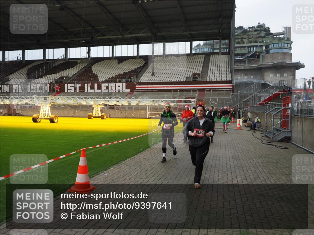 07.12.2025 - St. Pauli X-Mass-Run No. 15 Fabian Wolf http://msf.ph/oto/9397641 07.12.2025 10:46:21 Ziel 38, 41, 153, 162, 168, 178, 183, 479, 639, 641, 914, 917, 1040, 1043, 1955, 2082, 2092, 2216, 2303, 2306, 2334, 2574, 2960, 4589 meine-sportfotos.de