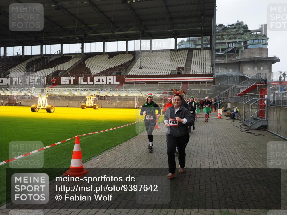 07.12.2025 - St. Pauli X-Mass-Run No. 15 Fabian Wolf http://msf.ph/oto/9397642 07.12.2025 10:46:21 Ziel 38, 41, 153, 162, 168, 178, 183, 479, 639, 641, 914, 917, 1040, 1043, 1955, 2082, 2092, 2216, 2303, 2306, 2334, 2574, 2960, 4589 meine-sportfotos.de